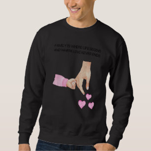 Mens neuer Vater und Tochter, die die Hände eines  Sweatshirt