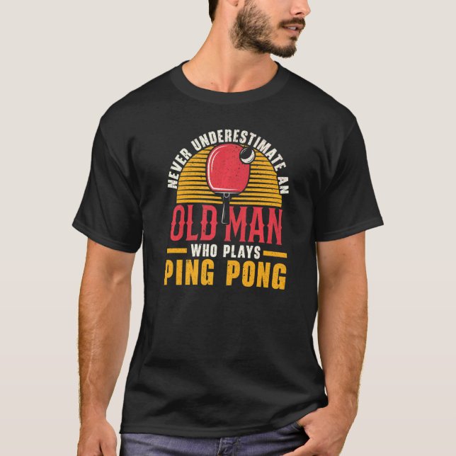 Mens Never Underestimate An Old Man Who Plays Ping T-Shirt (Vorderseite)