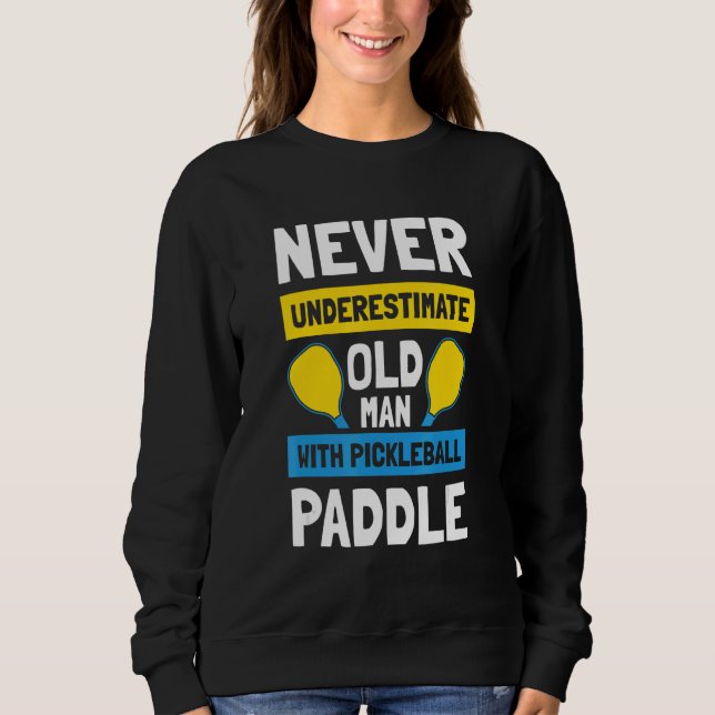 Mens Never Underestimate Old Man with Pickleball P Sweatshirt (Vorderseite)