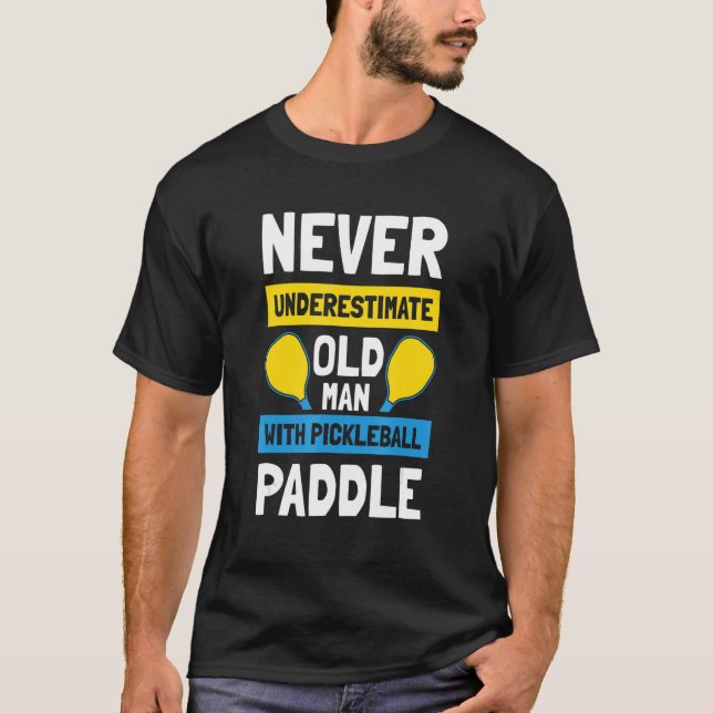 Mens Never Underestimate Old Man with Pickleball P T-Shirt (Vorderseite)