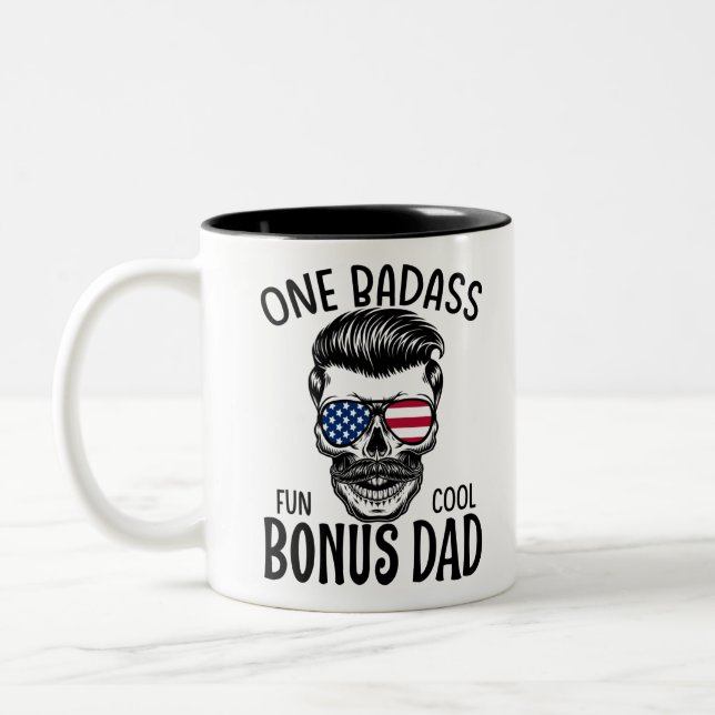 Mens One Badass Bonus Step Vater Funny Gift Geburt Zweifarbige Tasse (Links)
