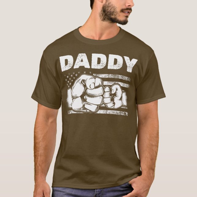 Mens Patriotic Daddy US Flag Vater Son Fist Bump T-Shirt (Vorderseite)