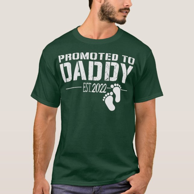Mens Promoted to Daddy 2022 lustiges Geschenk für  T-Shirt (Vorderseite)