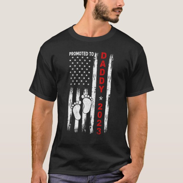 Mens Promoted To Daddy 2023 Us Flag First Time Dad T-Shirt (Vorderseite)