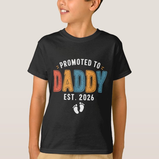 Mens Promoted To Daddy 2026 Dad Est 2026 Daddy To  T-Shirt (Vorderseite)