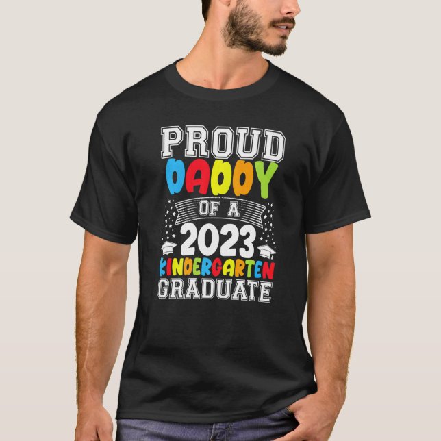 Mens Proud Daddy von einem 2023-Grad-Kindergarten  T-Shirt (Vorderseite)
