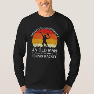 Mens Racquet unterschätzt nie einen alten Mann mit T-Shirt