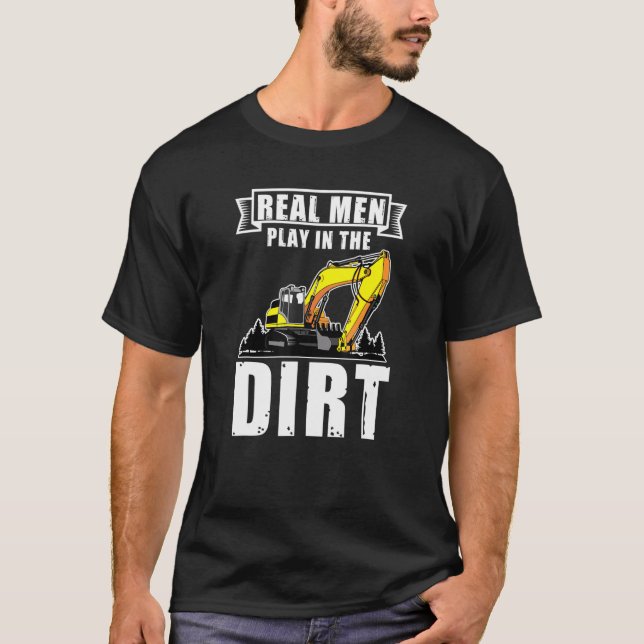Mens Real Men spielen in einem direkten Baggerbetr T-Shirt (Vorderseite)