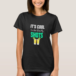 Mens sein Cooles Ich hatte beide meine Schuhe geim T-Shirt