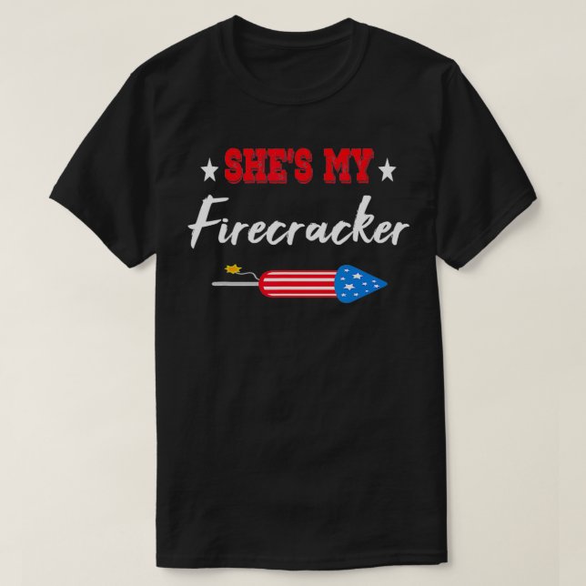 Mens She is My firecracker Funny Amerikanische Una T-Shirt (Design vorne)
