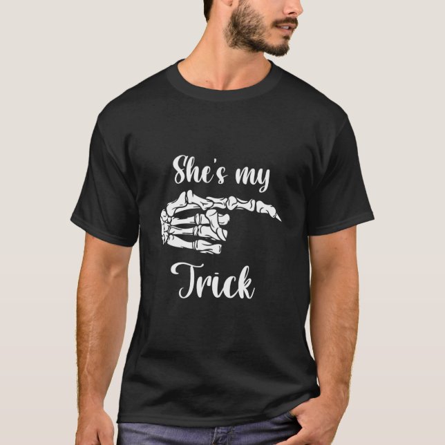 Mens She is my trick Skeleton Hands Funny Hallowee T-Shirt (Vorderseite)
