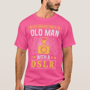 Mens Unterschätze Nie Einen Alten Mann Mit Einer D T-Shirt
