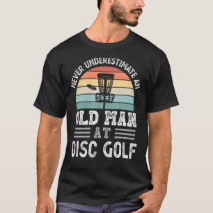 Mens unterschätzen einen alten Mann auf dem Golfpl T-Shirt