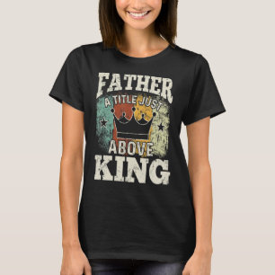 Mens Vater einen Titel, der nur über König steht,  T-Shirt