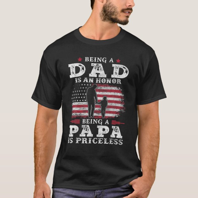 Mens Vater zu sein ist eine Ehre Papa zu sein ist  T-Shirt (Vorderseite)