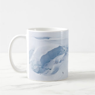 Menschen auf schneebedecktem Boden während des Tag Kaffeetasse