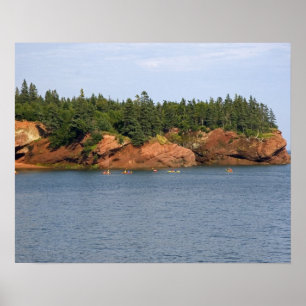 Menschen beim Seepaddeln in der Bay of Fundy bei S Poster