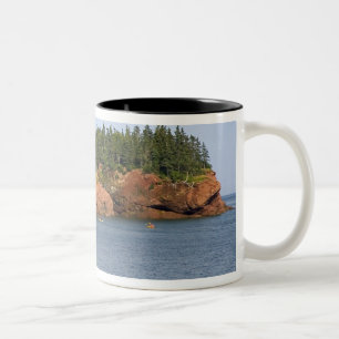 Menschen beim Seepaddeln in der Bay of Fundy in St Zweifarbige Tasse