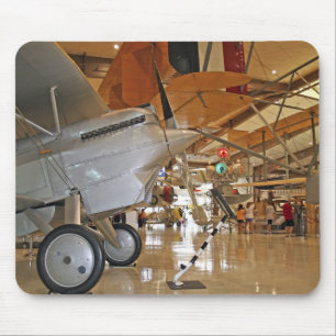 Menschen besuchen das National Museum of Naval Avi Mousepad