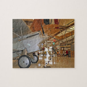 Menschen besuchen das National Museum of Naval Avi Puzzle