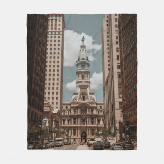 MENSCHEN, DIE AUF DER STRASSE IN DER NÄHE VON HOCH FLEECEDECKE