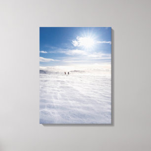 Menschen, die durch Schnee gehen, Island Leinwanddruck