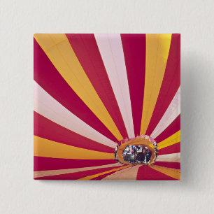 Menschen, die einen Heißluftballon füllen, Fort  Button