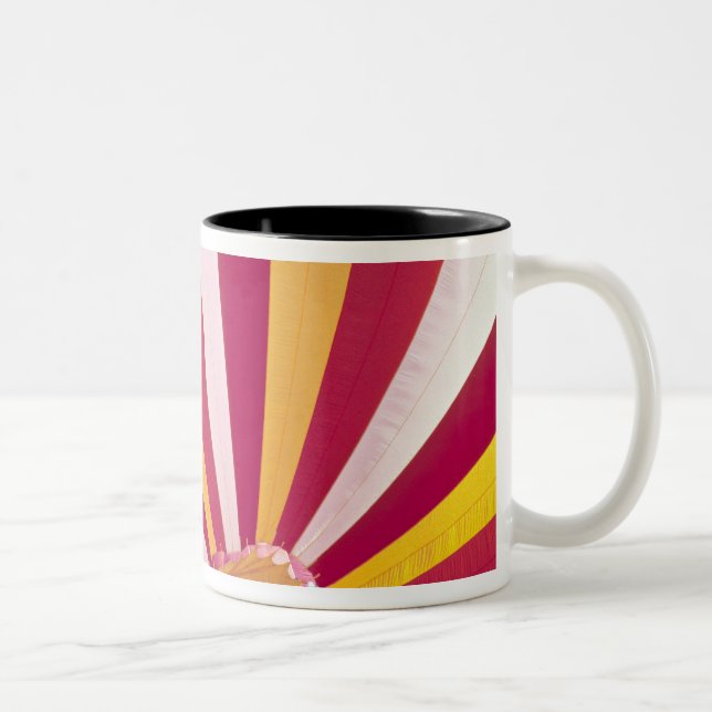 Menschen, die einen Heißluftballon füllen, Fort Co Zweifarbige Tasse (Rechts)