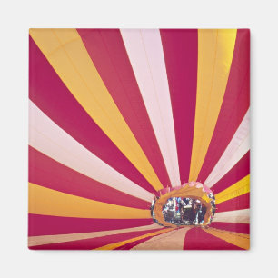 Menschen, die einen Heißluftballon füllen, Fort  Magnet