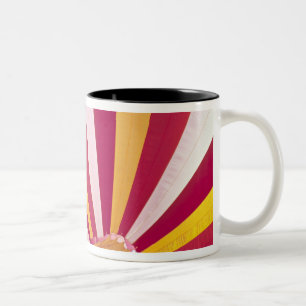 Menschen, die einen Heißluftballon füllen, Fort  Zweifarbige Tasse