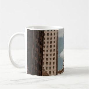 MENSCHEN, DIE IN DER NÄHE VON HOCHHÄUSERN AUF DER KAFFEETASSE