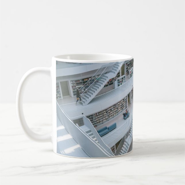 MENSCHEN, DIE INNERHALB DER BIBLIOTHEK GEHEN KAFFEETASSE (Links)
