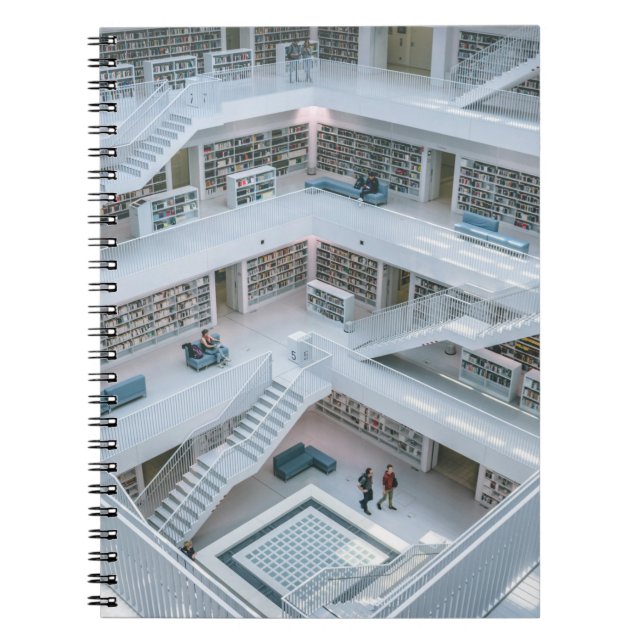 MENSCHEN, DIE INNERHALB DER BIBLIOTHEK GEHEN NOTIZBLOCK (Vorderseite)