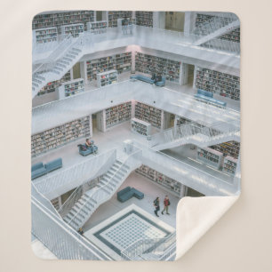 MENSCHEN, DIE INNERHALB DER BIBLIOTHEK GEHEN SHERPADECKE
