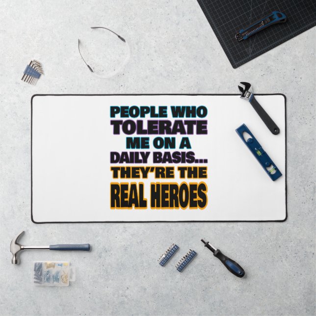 Menschen, die mich täglich tolerieren, sind Helden Schreibtischunterlage (Arbeitsplatz)