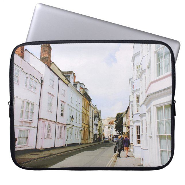 MENSCHEN, DIE SIDEWALK NEBEN DEM GEBÄUDE UND DEM D LAPTOPSCHUTZHÜLLE (Vorderseite)