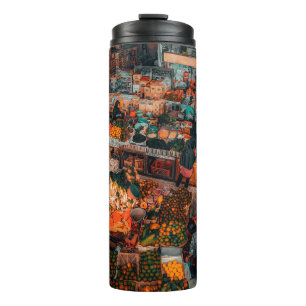 MENSCHEN, DIE TÄGLICH AUF DEM MARKT WAREN THERMOSBECHER