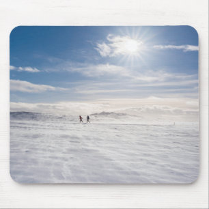 Menschen, die über Schnee laufen, Island Mousepad