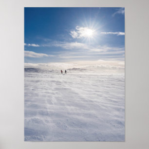 Menschen, die über Schnee laufen, Island Poster