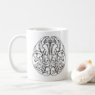 Menschen in meinem Gehirn stampfen Kaffeetasse