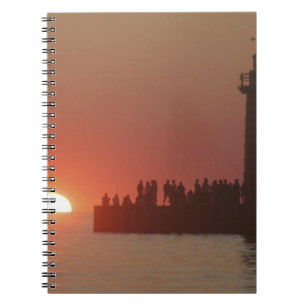 Menschen Leuchtturm Sonnenuntergang Silhouette im Notizblock