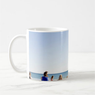 Menschen mit weißem Sand am Strand Kaffeetasse