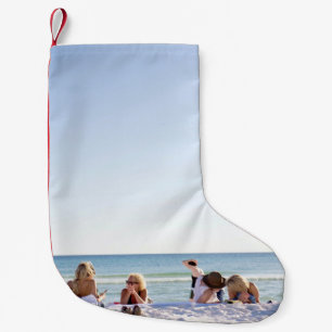 Menschen mit weißem Sand am Strand Kleiner Weihnachtsstrumpf
