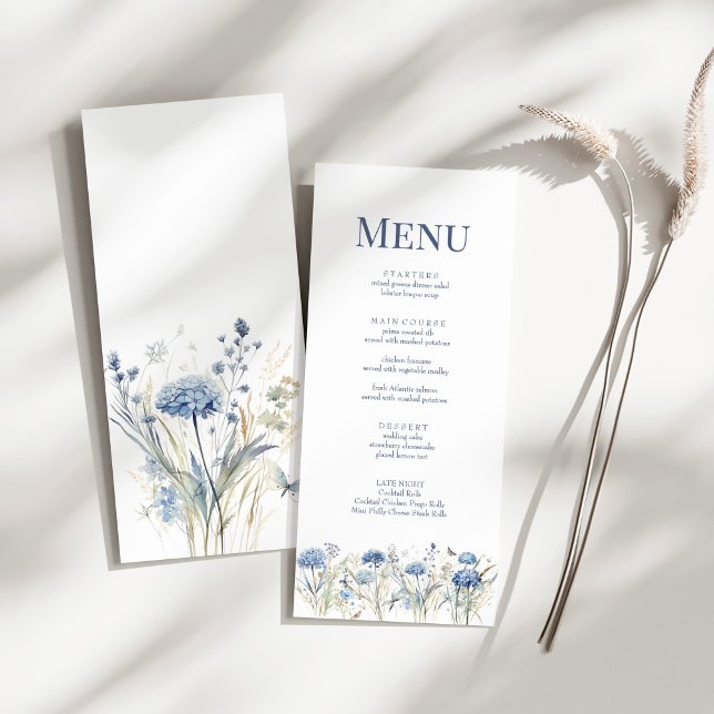 Menü-Karte für die französische Blue-Wildblume-Mea Menükarte (French Blue Wildflower Meadow Wedding Menu Card on a sunny white table.)