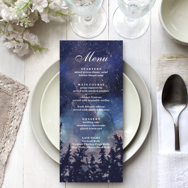 Menü-Karte für Hochzeiten in der Sternennacht Menükarte (Starry Night Forest Wedding Menu Card on a boho white and silver wedding dinner table.)