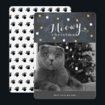 Meowa Christmas Chalkboard Foto Holiday Card Einladung<br><div class="desc">Diese niedliche Weihnachtskarte mit ihrem Foto und den Imitaten goldener Sterne und weißes Katzengesicht auf schwarzem Chalkboard-Hintergrund. Die Rückseite weist einen weißen Hintergrund mit den Druckmustern der Katze auf. Personalisieren Sie Ihre Bedürfnisse. Mehr passende Produkte finden Sie in meinem Geschäft.</div>