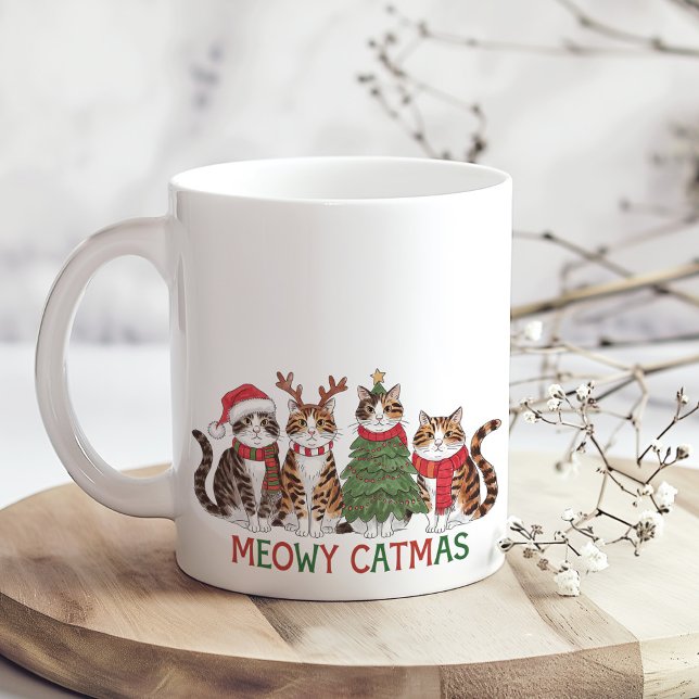 Meowy Catmas Funny Christmas Cats Holiday Gift Kaffeetasse (Meowy Catmas Funny Christmas Cats Holiday Gift Coffee Mug on a boho kitchen table.)