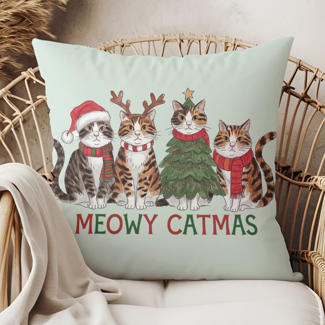 Meowy Catmas Funny Holiday Cats - Christmas Decor  Kissen (Meowy Catmas Funny Holiday Cats - Christmas Decor Throw Pillow in a boho rattan armchair.)