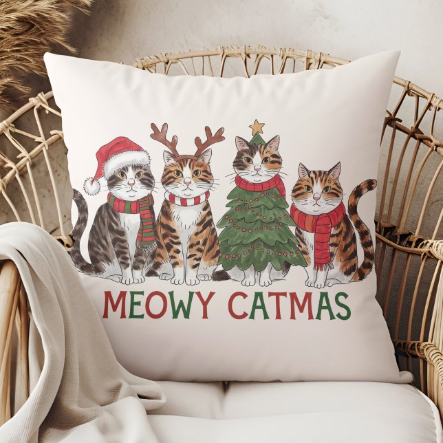 Meowy Catmas Funny Holiday Cats - Christmas Decor  Kissen (Meowy Catmas Funny Holiday Cats - Christmas Decor Throw Pillow in a boho rattan armchair.)