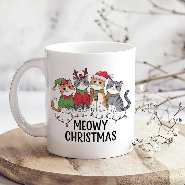 Meowy Christmas Funny Cat - Holiday Cat Lovers Kaffeetasse (Meowy Christmas Funny Cat Holiday Mug for Cat Lovers on a wooden kitchen table.)